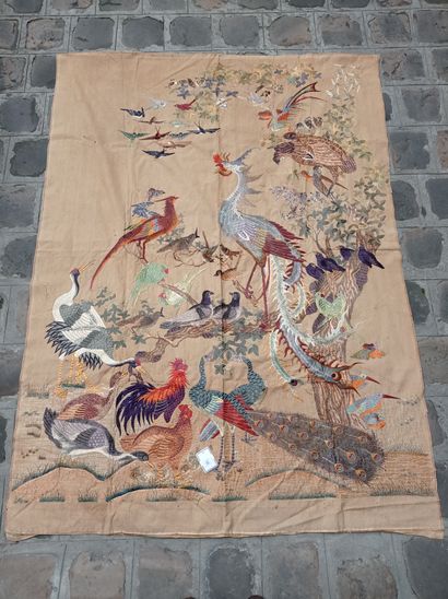  Tenture en laine beige brodée Chine, XXe siècle 
Rectangulaire, à décor de phénix,...