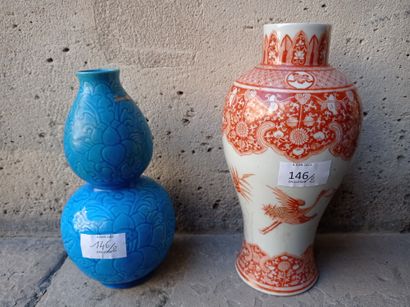  Deux vases en porcelaine rouge de fer et turquoise 
Chine, XXe siècle 
Le premier...