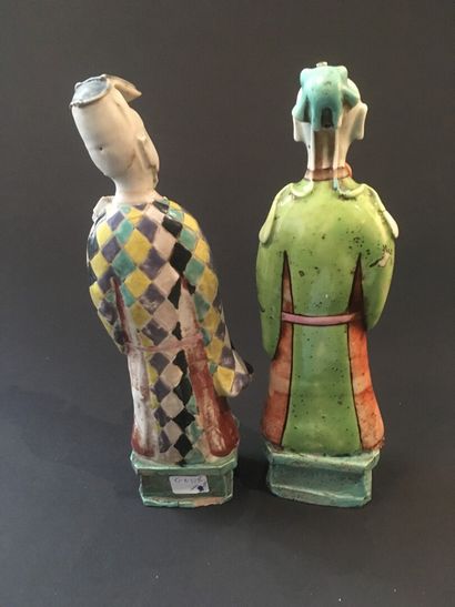  Deux statuettes d'immortels en porcelaine polychrome 
Chine, époque Jiaqing (1796-1820)...