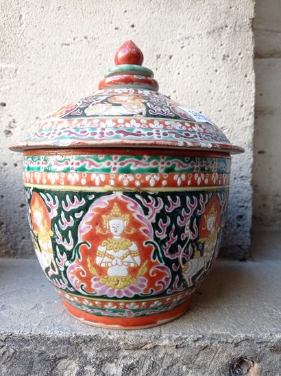 null Deux pots couverts en porcelaine bencharong pour le marché thaïlandais, XIXe...