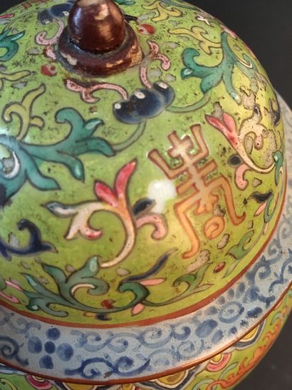 null Vase couvert en porcelaine à fond vert citron et décor famille rose

Chine,...