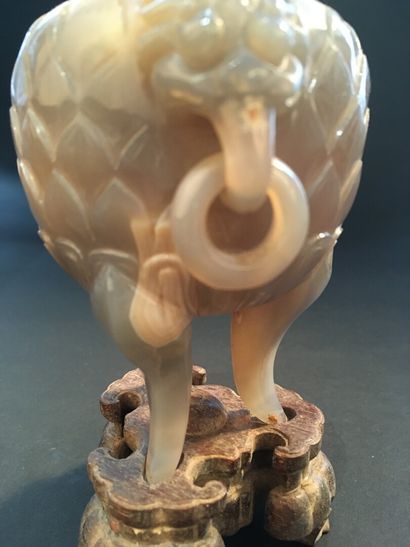  Brûle-parfum tripode couvert en agate 
Chine, début du XXe siècle 
La panse globulaire...