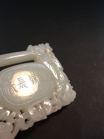  Deux pendentifs et deux bagues en jade 
Chine, début du XXe siècle 
Le premier pendentif...
