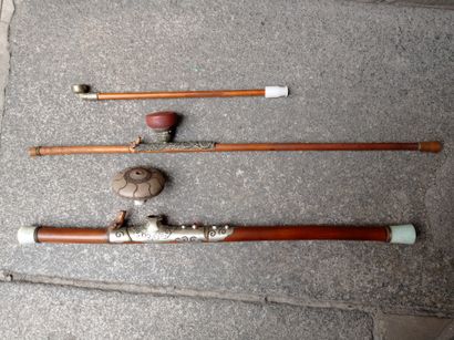 null Trois pipes à opium en bambou

Chine, début du XXe siècle

Les embouts en jadéite,...