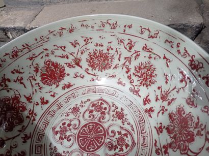 null Grande coupe en porcelaine rouge de cuivre

Chine, XXe siècle

Hémisphérique,...