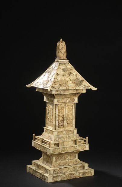  Butsudan en forme de pagode en bois et placage d'ivoire 
Japon, circa 1930 
Les...
