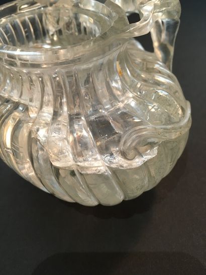 Petit vase couvert en cristal de roche 
Chine, début du XXe siècle 
Le vase côtelé,...