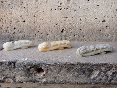 null Trois fibules en jade blanc et jade

Chine, fin du XIXe siècle

Le dessus sculpté...