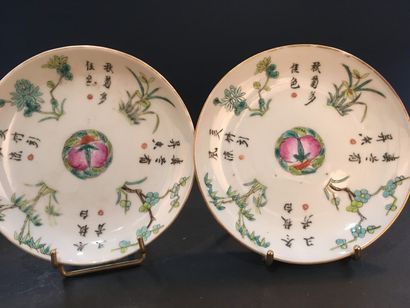 null Trois bols et deux coupelles en porcelaine polychrome, Canton et bleu blanc

Chine,...