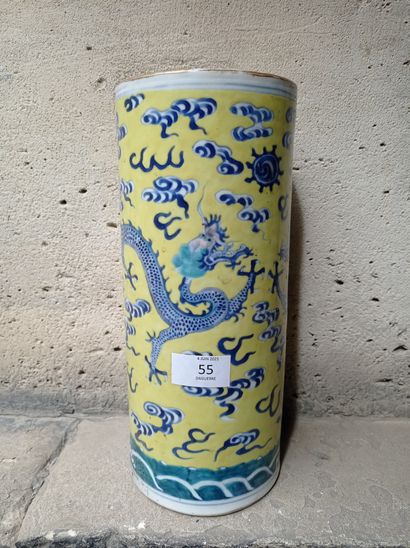 null Vase en porcelaine bleu blanc et vert sur fond jaune

Chine, XXe siècle

Cylindrique,...