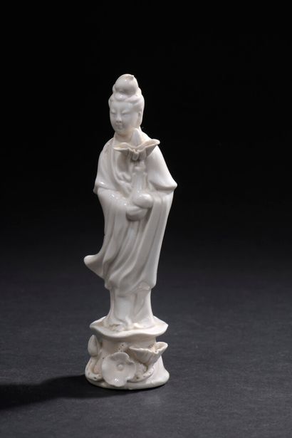 null Trois statuettes de Guanyin en porcelaine blanc de Chine

Chine, XXe siècle...