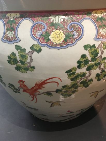 null Grande vasque à poisson en porcelaine polychrome

Chine, XXe siècle

La bordure...