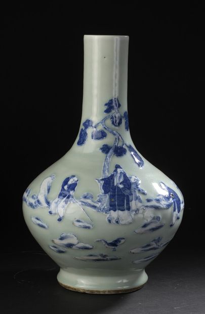  Vase en porcelaine bleu blanc à fond céladon 
Chine, XIXe siècle 
La panse bombée...