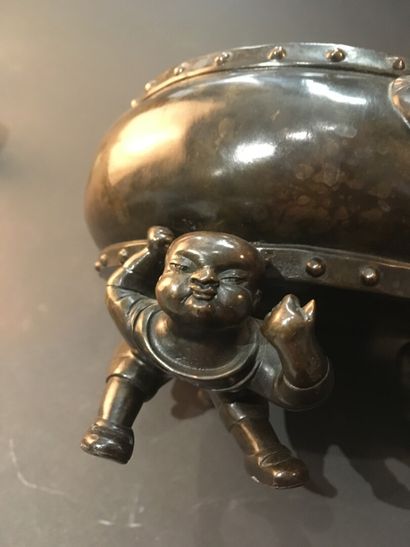 null Brûle-parfum tripode en bronze

Chine, XXe siècle

La panse bombée en forme...