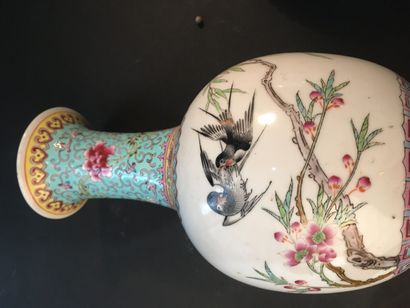 null Paire de vases en porcelaine polychrome

Chine, XXe siècle

La panse globulaire...