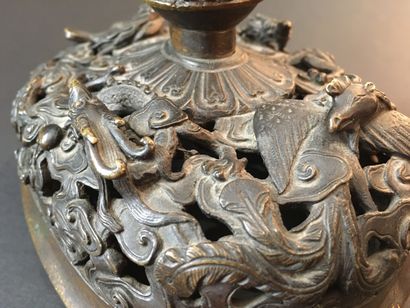 null Brûle-parfum xianglu couvert en bronze et sa base

Chine, fin de l'époque Ming,...