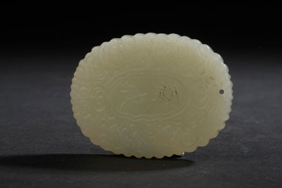  Plaque d'abstinence en jade céladon 
Chine, XXe siècle 
De forme ovale, les deux...