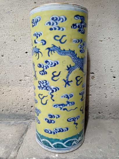 null Vase en porcelaine bleu blanc et vert sur fond jaune

Chine, XXe siècle

Cylindrique,...