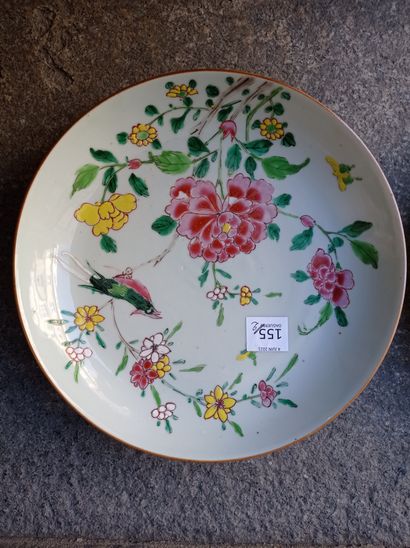 null Paire d'assiettes en porcelaine famille rose

Chine, XVIIIe siècle

À décor...