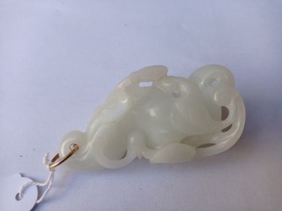 null Pendentif en jade blanc

Chine, XXe siècle

Représentant un fruit et son feuillage...