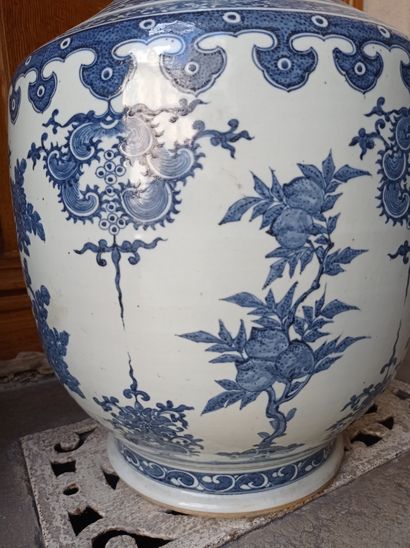 null Grand vase en porcelaine bleu blanc Chine, XIXe siècle

Balustre, la panse décorée...