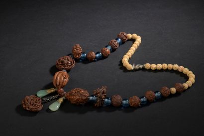  Rosaire en noyaux, pierre dure et ivoire 
Chine, début du XXe siècle 
Les perles...