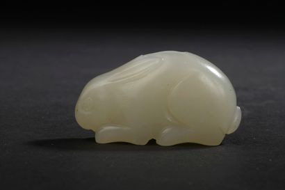  Pendentif en jade céladon pâle sculpté 
Chine 
En forme de lapin. 
L. 4 cm
