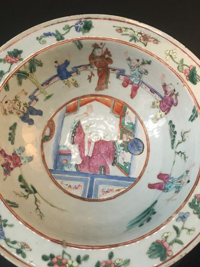  Petit bassin et coupe en porcelaine famille rose 
Chine, début du XXe siècle 
Le...
