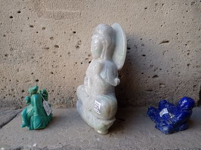  Trois statuettes en jadéite, lapis-lazuli et turquoise 
Chine, XXe siècle 
Comprenant...