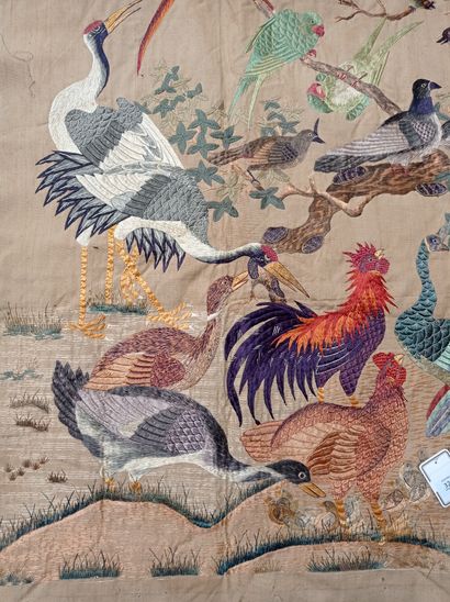  Tenture en laine beige brodée Chine, XXe siècle 
Rectangulaire, à décor de phénix,...