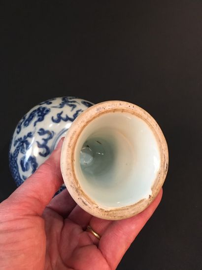 null Coupe sur piédouche en porcelaine bleu blanc

Chine, XIXe siècle

La panse globulaire...