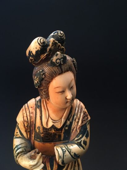 null Statuette de femme en ivoire polychrome sculpté

Chine, XIXe siècle

Représentée...