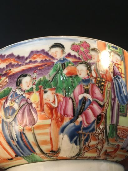  Grand bol à punch en porcelaine famille rose, Chine, dynastie Qing, époque Qianlong...