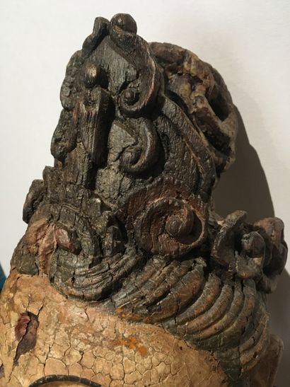 null Grande sculpture de Bodhisattva Guanyin en bois laqué

Chine, début du XXe siècle

Représentée...