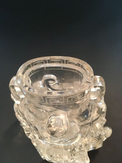  Vase en cristal de roche 
Chine, XXe siècle 
Le vase balustre reposant sur une base...