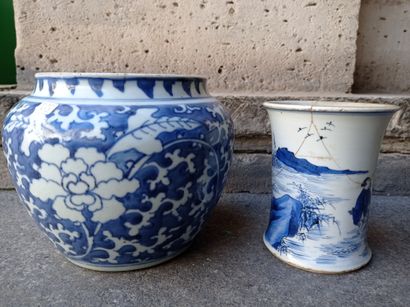null Petite jarre et pot à pinceaux en porcelaine bleu blanc

Chine, XIXe siècle...