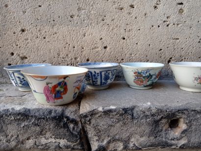  Neuf sorbets et une soucoupe en porcelaine polychrome et bleu blanc 
Chine, époque...