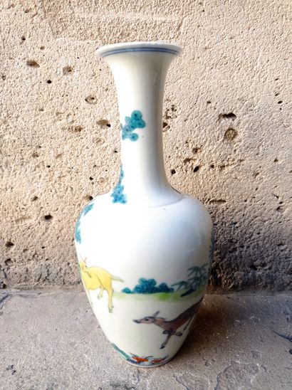 null Petit vase en porcelaine Doucai

Chine, XXe siècle

Balustre, à décor de daims,...