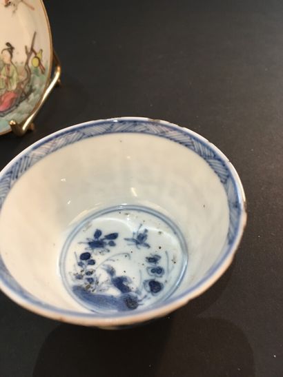 null Neuf sorbets et une soucoupe en porcelaine polychrome et bleu blanc

Chine,...