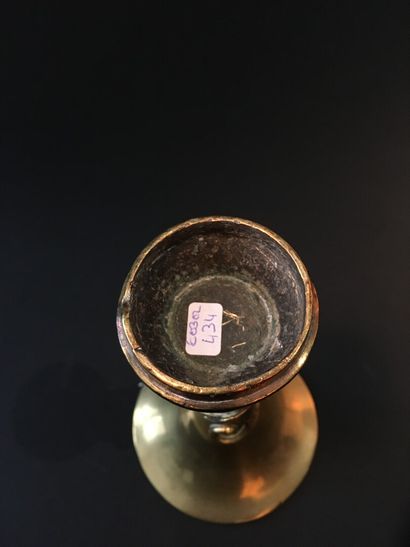  Vase Gu en bronze 
Chine, XIXe siècle 
Le col largement évasé, le centre orné en...
