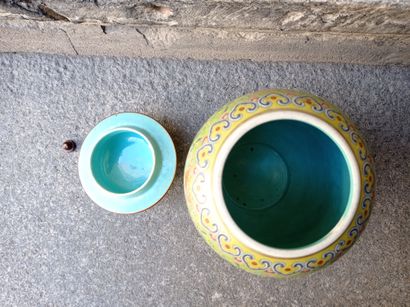  Vase couvert en porcelaine à fond vert citron et décor famille rose 
Chine, début...