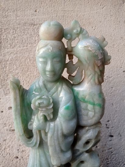  Groupe en jadéite sculptée 
Chine, XXe siècle 
Représentant une femme debout, une...