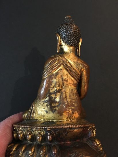  Statuette de bouddha en bronze doré Sino-tibétain, XVIe-XVIIe siècle 
Représenté...