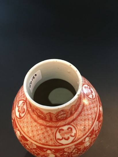 Deux vases en porcelaine rouge de fer et turquoise 
Chine, XXe siècle 
Le premier...