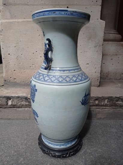 null Vase en porcelaine bleu blanc

Chine, XIXe siècle

De forme balustre à décor...