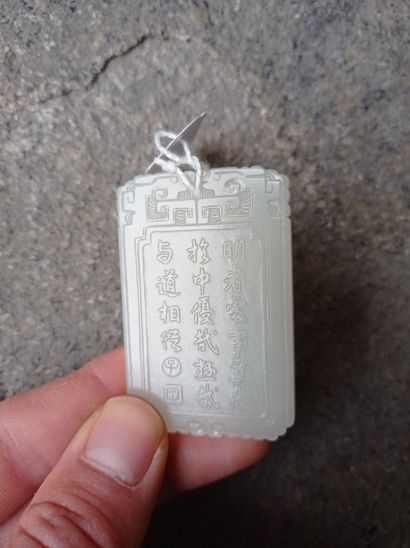  Pendentif en jade blanc sculpté 
Chine 
En forme de plaque rectangulaire sculptée...