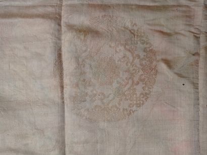  Dessus de coussin en soie jaune pâle brodée Chine, XIXe siècle 
Rectangulaire, à...