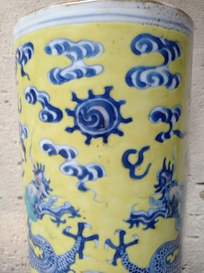 null Vase en porcelaine bleu blanc et vert sur fond jaune

Chine, XXe siècle

Cylindrique,...