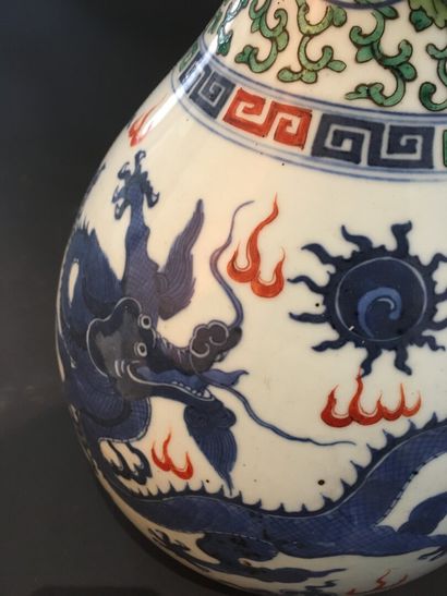 null Vase en porcelaine Wucai Chine, XXe siècle

Dans le style Wanli, la panse piriforme...