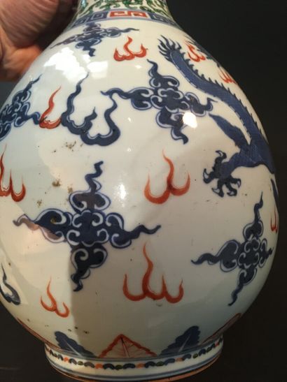 null Vase en porcelaine Wucai Chine, XXe siècle

Dans le style Wanli, la panse piriforme...